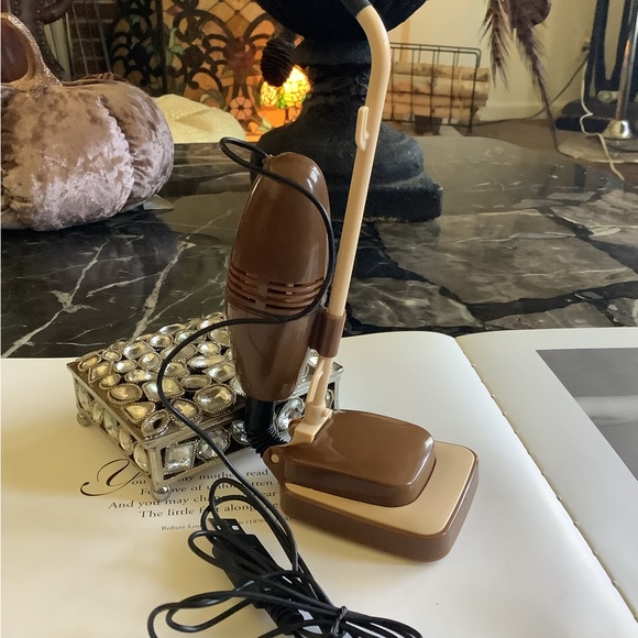 Paladone world’s smallest upright Hoover usb vacuum cleaner desk vac - Picture 1 of 6